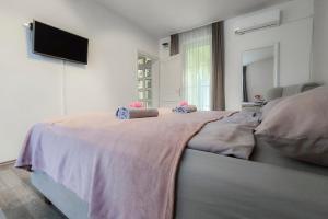 Säng eller sängar i ett rum på Medencepart Apartman