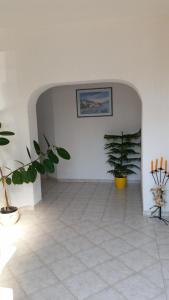 een kamer met potplanten en een foto aan de muur bij Ferienwohnung für vier Personen mit Terrasse und Meerblick in Ližnjan