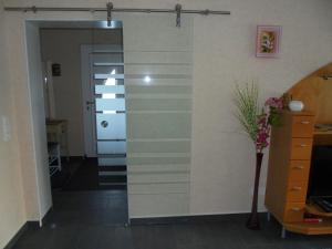 リュッベンにあるFerienhaus im Spreewaldの廊下(ドア付)と花瓶