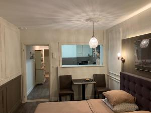 een slaapkamer met een bed, een tafel en een raam bij C-view Holiday in Middelkerke