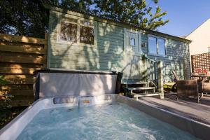 The swimming pool at or close to Cosy Shepherds Hut with hot tub in the Scottish Highlands