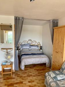 una camera da letto con un letto con cuscini blu e bianchi di À 70 mètres de la plage, étage 1 a Cap d'Agde