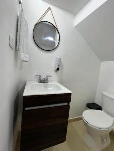 y baño con lavabo, aseo y espejo. en CASA BONITA SALENTO - Suite para parejas o Alojamiento en Grupos, en Salento