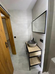 baño con lavabo en una mesa con espejo en Céntrico, luminoso y equipado, en Madrid