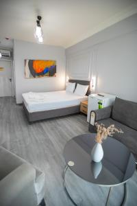 ein Wohnzimmer mit einem Bett und einem Tisch in der Unterkunft Liza Suit Hotel in Istanbul