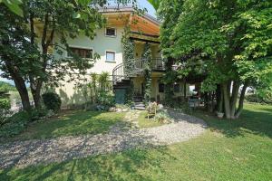 una casa con una escalera en el patio en Ferienwohnung für 6 Personen ca 100 qm in Puegnago sul Garda, Gardasee Westufer Gardasee, en Castello