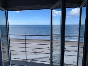 een uitzicht op het strand vanaf het balkon van een cruiseschip bij C-view Holiday in Middelkerke