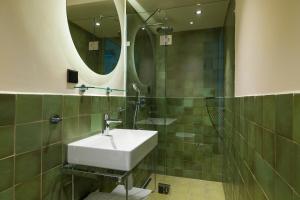 a bathroom with a sink and a mirror at Poppies in Amsterdam