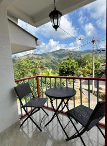 una mesa y sillas en un balcón con vistas en CASA BONITA SALENTO - Suite para parejas o Alojamiento en Grupos, en Salento