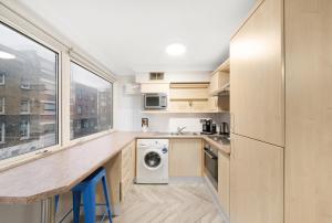 eine Küche mit Waschmaschine und Trockner in der Unterkunft Luxury STUDIO APART’ COVENT GARDEN FITZROVIA W1 in London