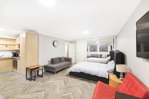 ein Schlafzimmer mit einem Bett und ein Wohnzimmer in der Unterkunft Luxury STUDIO APART’ COVENT GARDEN FITZROVIA W1 in London
