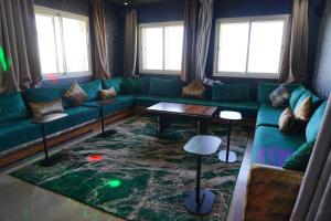 sala de estar con sofá verde y mesa en Great Holiday Apart-Hotel & Penthouse, en Agadir