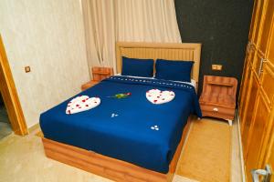 1 dormitorio con 1 cama azul y 2 almohadas en Great Holiday Apart-Hotel & Penthouse en Agadir