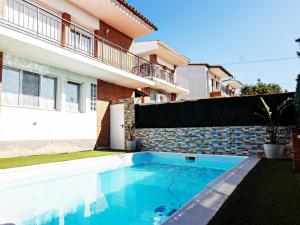 Poolen vid eller i närheten av HESTIA Casa con piscina ideal familias Wifi free