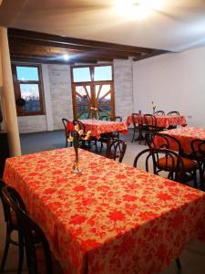 Un restaurante o sitio para comer en CycloCamp & Hostel