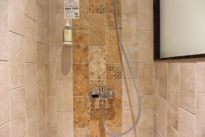 a shower with a shower head in a bathroom at Yun Shan Shuei Castle in Fengping