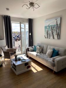 ein Wohnzimmer mit Sofa und Tisch in der Unterkunft "Haus Atlantic" - Wohnung "StrandGut" in Grömitz