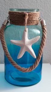 格洛米茨的住宿－"Haus Atlantic" - Wohnung "StrandGut"，一只用绳子装在玻璃罐里的海星