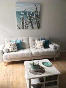 ein Wohnzimmer mit einer Couch und einem Couchtisch in der Unterkunft "Haus Atlantic" - Wohnung "StrandGut" in Grömitz