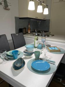 グレーミッツにある"Haus Atlantic" - Wohnung "StrandGut"のキッチンテーブル(青い皿、食器付)