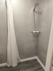 um chuveiro com uma cortina de chuveiro branca na casa de banho em Vila Chesa em Corunca