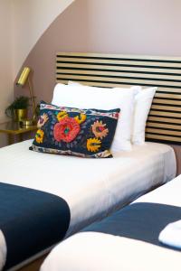 Postel nebo postele na pokoji v ubytování The Galway Rooms
