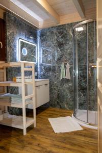 ein Bad mit einer Dusche und einem Waschbecken in der Unterkunft Chata Michaela Ľubietová in ľubietová