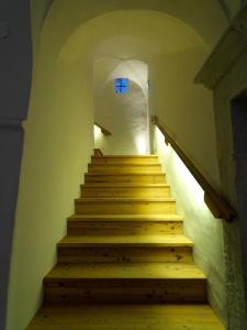 een trap met houten trappen en een blauw raam bij Ferienwohnung für 2 Personen 2 Kinder ca 50 qm in Obervellach, Kärnten Oberkärnten in Obervellach