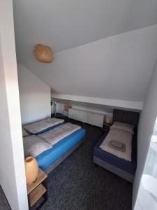 Ένα ή περισσότερα κρεβάτια σε δωμάτιο στο Apartament Wiadukt