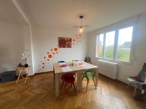 uma sala de estar com uma mesa e cadeiras em Steftwo em Valenciennes