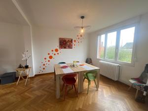 Posezení v ubytování Centre ville 2 chambres 4voyageurs appartement rénové + 9 fotografií