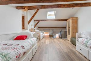 a bedroom with two beds and a tv at Chalet Marijo: Sauna & Charme Alpin in Saint-Marcel