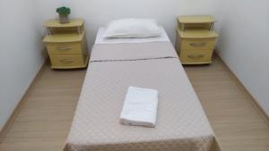 Habitación con 2 camas y 2 vestidores en AP Confortável San Inácio, en Santo Ângelo