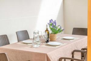 una mesa con platos y copas y una botella de vino en Casa Olcoz, amplio alojamiento de paz y tranquilidad, 