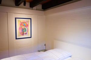 ein Schlafzimmer mit einem Bett und einem Wandgemälde in der Unterkunft Ferienhaus für 4 Personen ca 63 m in Möhnesee, Sauerland Möhnesee in Möhnesee