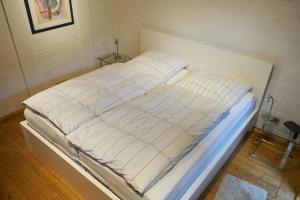 ein weißes Bett in einem Zimmer mit in der Unterkunft Ferienhaus für 4 Personen ca 63 m in Möhnesee, Sauerland Möhnesee in Möhnesee