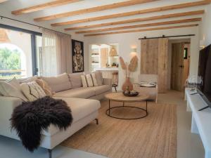 sala de estar con sofá blanco y mesa en CostaBlancaDreams Casa Capritxu in Benissa, en Fanadix