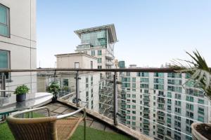 - un balcon avec vue sur un bâtiment dans l'établissement St George River Apartment, à Londres