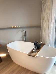 a white bath tub sitting in a bathroom at Mar de Bougainville in Governador Celso Ramos