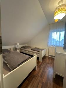 Postel nebo postele na pokoji v ubytování FeWo Haus Lübeck Sereetz Ostsee