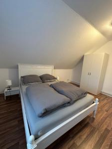 Postel nebo postele na pokoji v ubytování FeWo Haus Lübeck Sereetz Ostsee