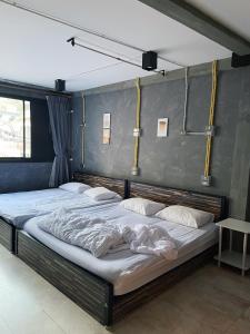 una camera da letto con un grande letto con lenzuola bianche di Brio Cafe and Hostel a Godown