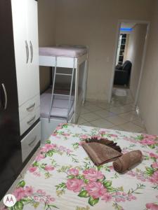 um quarto com uma cama com flores em Apartamento em São Lourenço