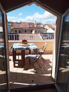 un tavolo e sedie su un balcone con vista di Mansarda bijoux! 50mt dal mare con ampio terrazzino a Porto Recanati