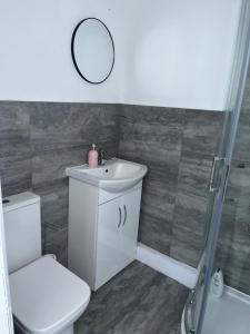 Billede fra billedgalleriet på Stylish and Spacious Wi-Fi Smart TV Tea and coffee i Kettering