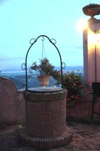 een plantenbak bovenop een bakstenen pilaar bij Großes Ferienhaus in Bargecchia mit Privatem Pool in Corsanico-Bargecchia