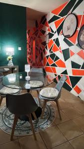 サン・ドニにあるBienvenue chez Maximeの椅子2脚とテーブル1台が備わる客室で、幾何学的な壁が特徴です。