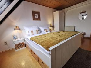 1 dormitorio con 1 cama grande y mesita de noche en Ferienwohnung-Strand-Edomsharder-Hof-Nordstrand, en Nordstrand