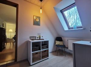 Habitación con mesa, silla y ventana en Ferienwohnung-Strand-Edomsharder-Hof-Nordstrand, en Nordstrand