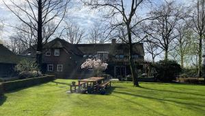 una mesa de picnic en el patio de una casa en Hoeve bij Vosselen en Asten